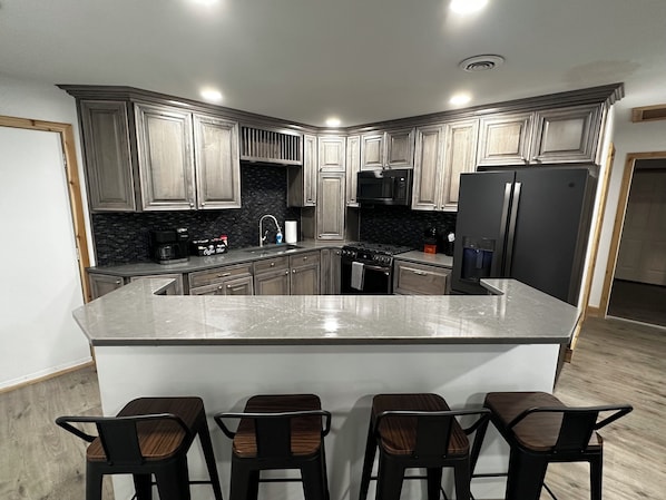 Réfrigérateur, micro-ondes, four, plaque de cuisson