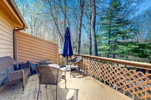 Property grounds - Dog-friendly townhouse with wood-burning fireplace, balcony & washer/dryer (Oakland)