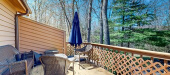 Dog-friendly townhouse with wood-burning fireplace, balcony & washer/dryer