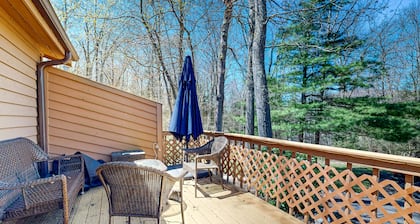 Dog-friendly townhouse with wood-burning fireplace, balcony & washer/dryer