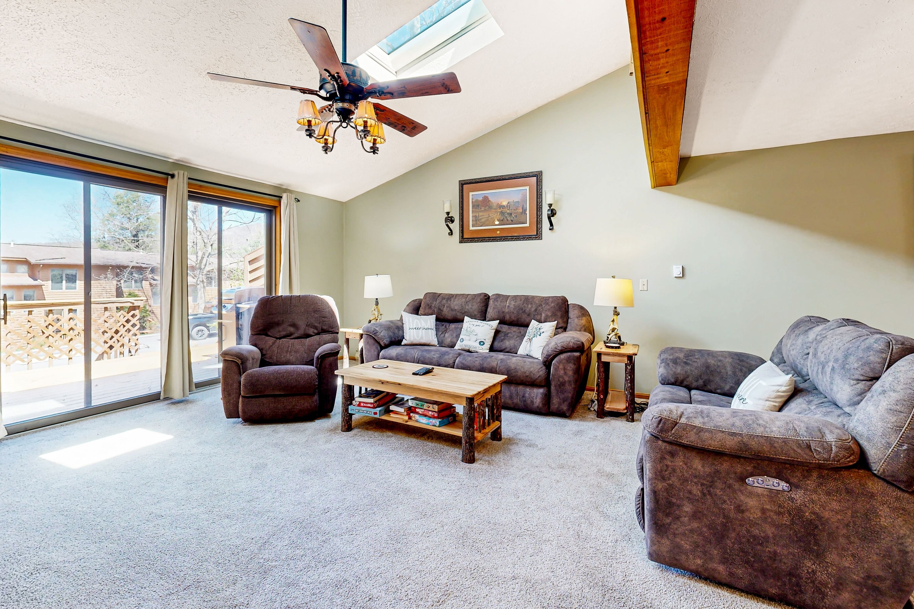 Dog-friendly townhouse with wood-burning fireplace, balcony & washer/dryer