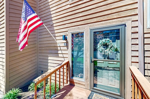 Dog-friendly townhouse with wood-burning fireplace, balcony & washer/dryer