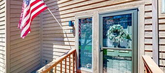 Dog-friendly townhouse with wood-burning fireplace, balcony & washer/dryer