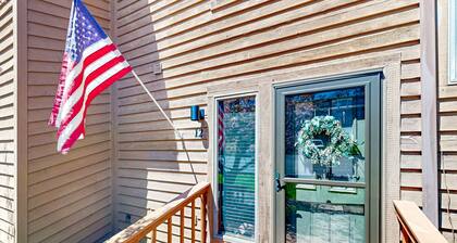 Dog-friendly townhouse with wood-burning fireplace, balcony & washer/dryer