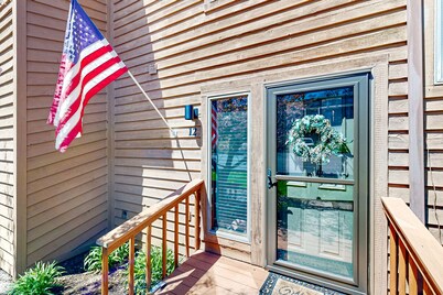 Dog-friendly townhouse with wood-burning fireplace, balcony & washer/dryer