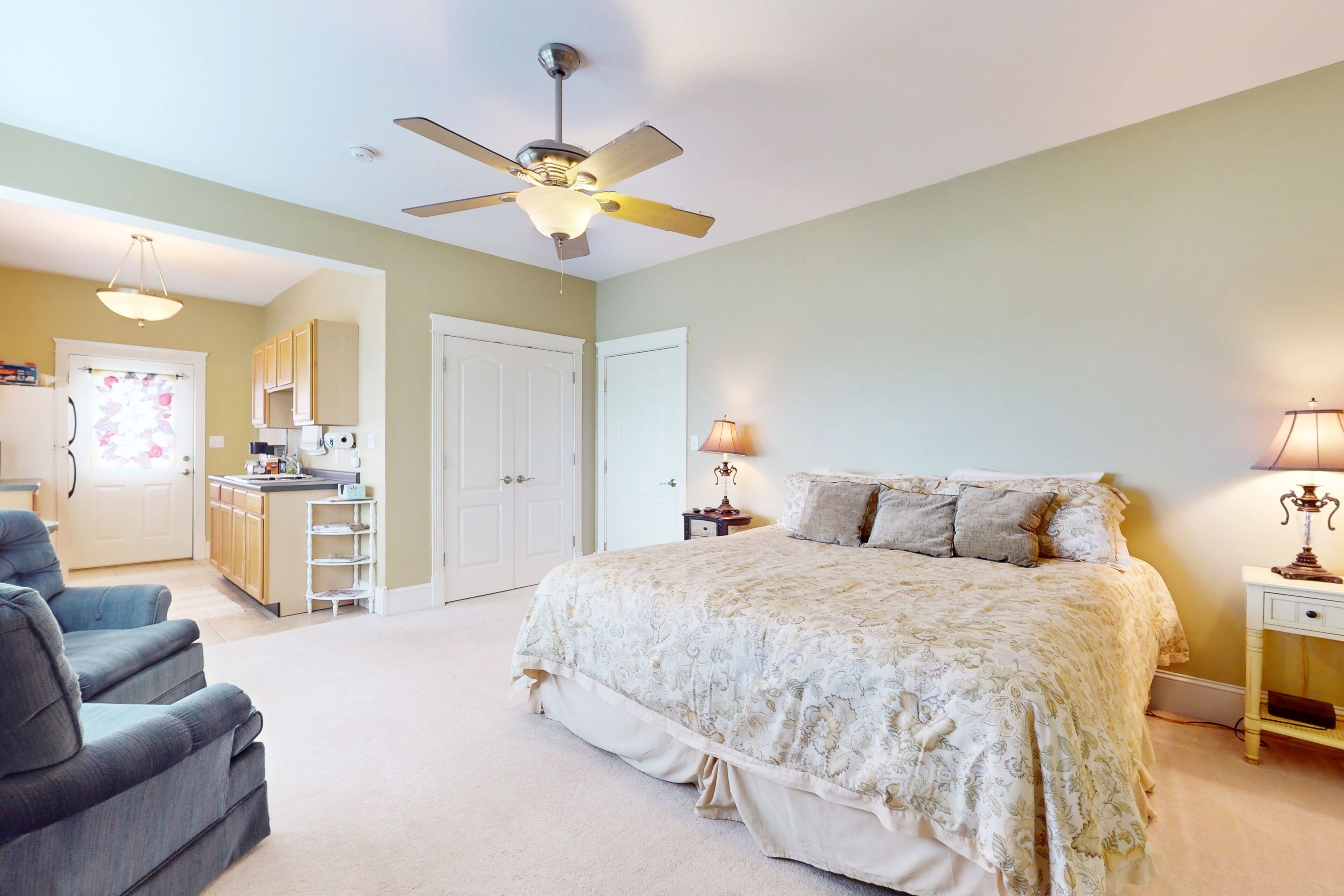 Charming retreat with Smoky Mountain views, kitchenette, & central AC
