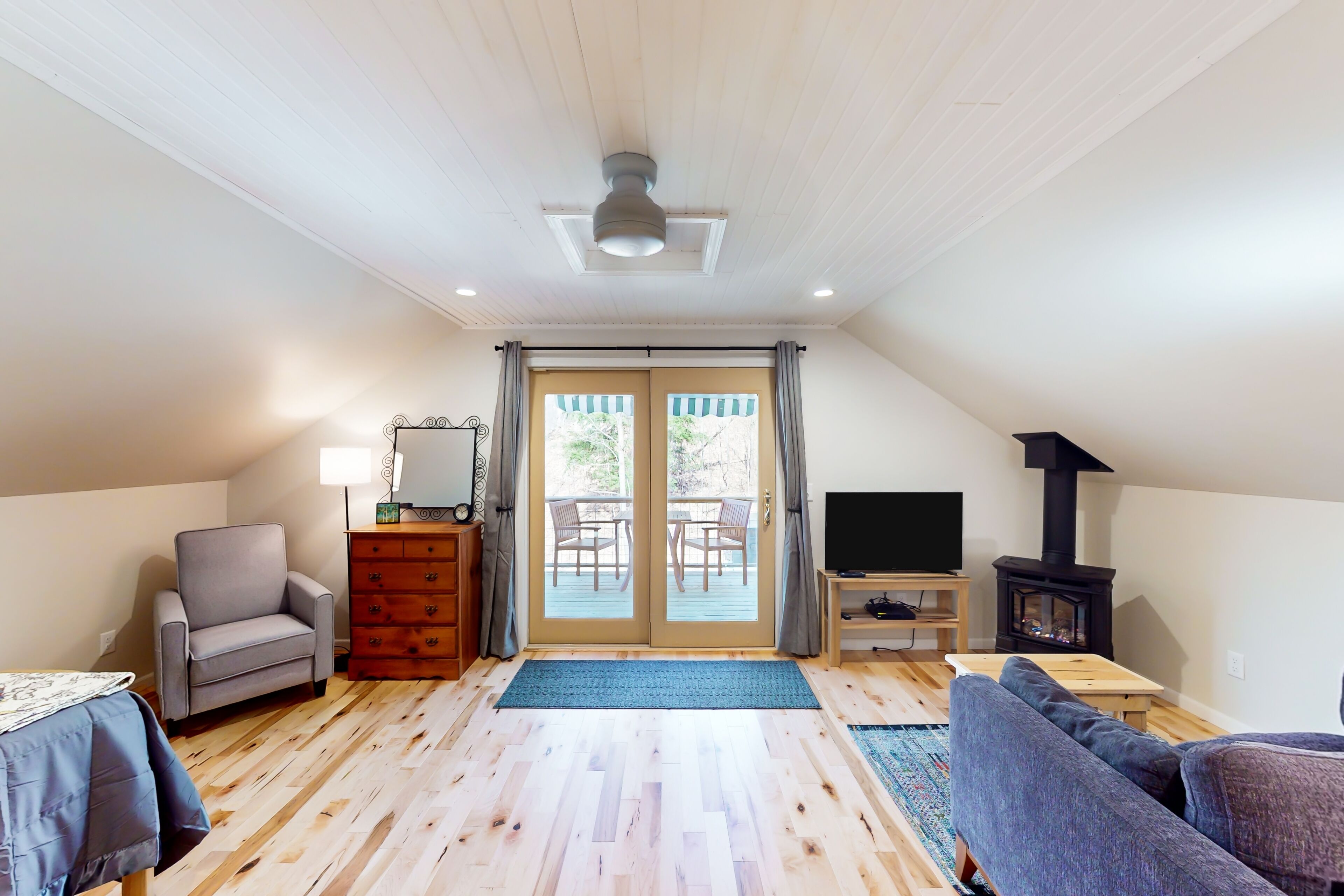 Upper level retreat with a furnished deck, fireplace, fast WiFi, & full kitchen