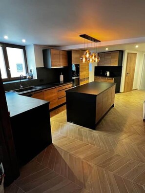 Een koelkast, een microgolfoven, een oven, een vaatwasser