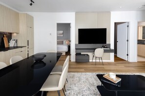 Perhehuoneisto | Ylelliset vuodevaatteet, pillowtop-patjalliset sängyt, pimennysverhot