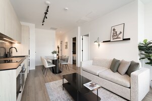 Um apartamento moderno com cozinha, sala de jantar e sala de estar.