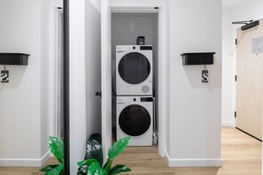 Family Apartment | Living area | 43-inch flat-screen TV with cable channels - Smithe House (Vancouver)