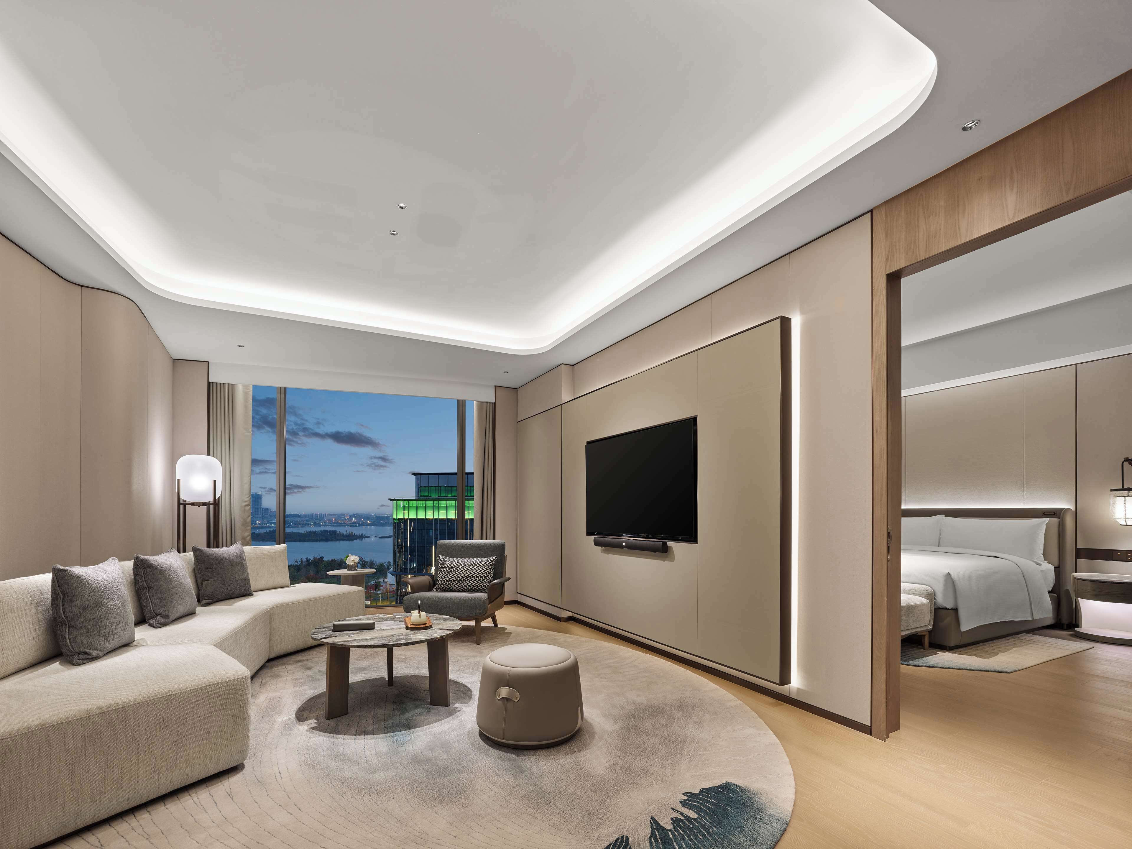 Suíte luxo, 1 cama King | Área de estar | TV LED 55 polegadas com canais via satélite