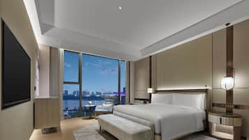 Ambassador Suite, 1 King Bedroom | In-room safe, desk, laptop workspace, blackout drapes