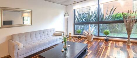 公寓 | 起居区 | 40-英寸电视(配备卫星频道)