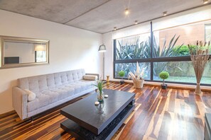 Leilighet | Oppholdsområde | En 40-tommers TV med Parabol-TV