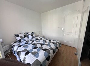 4 bedrooms, desk, iron/ironing board, free WiFi