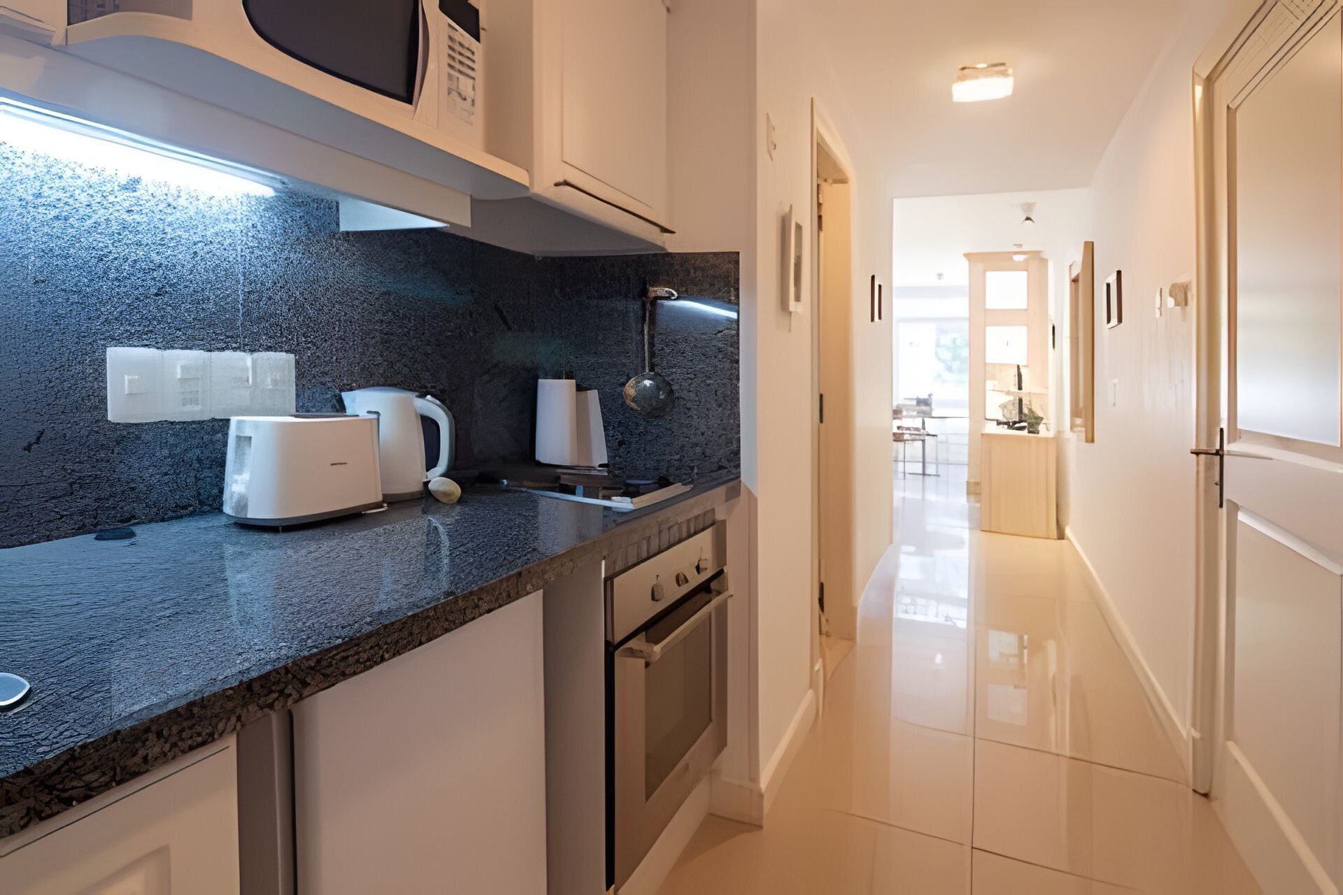 Appartement | Privékeuken | Een microgolfoven, een oven, een waterkoker, een broodrooster