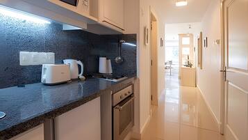 Apartament | Cuina privada | Microones, forn, bullidora elèctrica i torradora