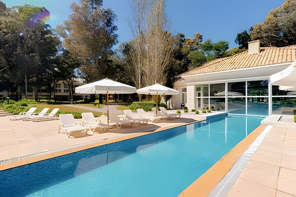 Piscine extérieure (ouverte en saison)