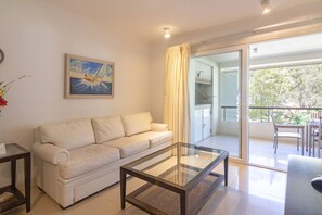 Family Apartment, Garden View | Living area | 40-inch TV with satellite channels