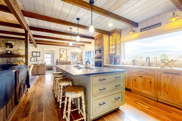 Fridge, microwave, oven, stovetop - Secluded home with game room, private hot tub, golf, river & mtn views, firepit (Manchester)