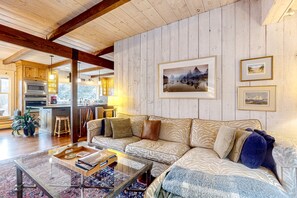 Televisión, chimenea, mesa de ping pong, libros