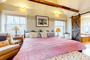 3 habitaciones, escritorio y tabla de planchar con plancha 