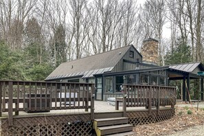 Terrace/patio - Secluded home with game room, private hot tub, golf, river & mtn views, firepit (Manchester)