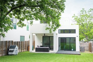 Exterior - 2BR Austin Oasis: Downtown Views + EV Charging (Austin)