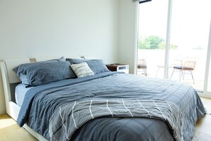 2 bedrooms, in-room safe, desk, iron/ironing board - 2BR Austin Oasis: Downtown Views + EV Charging (Austin)