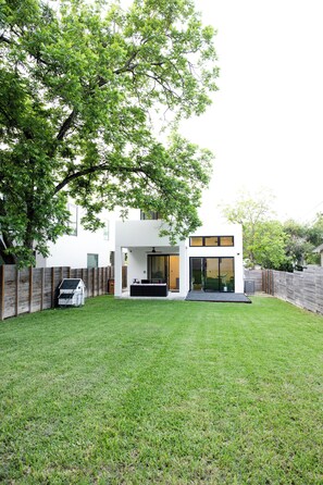 Exterior - 2BR Austin Oasis: Downtown Views + EV Charging (Austin)