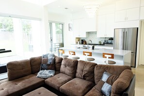 Smart TV, books, music library, stereo - 2BR Austin Oasis: Downtown Views + EV Charging (Austin)