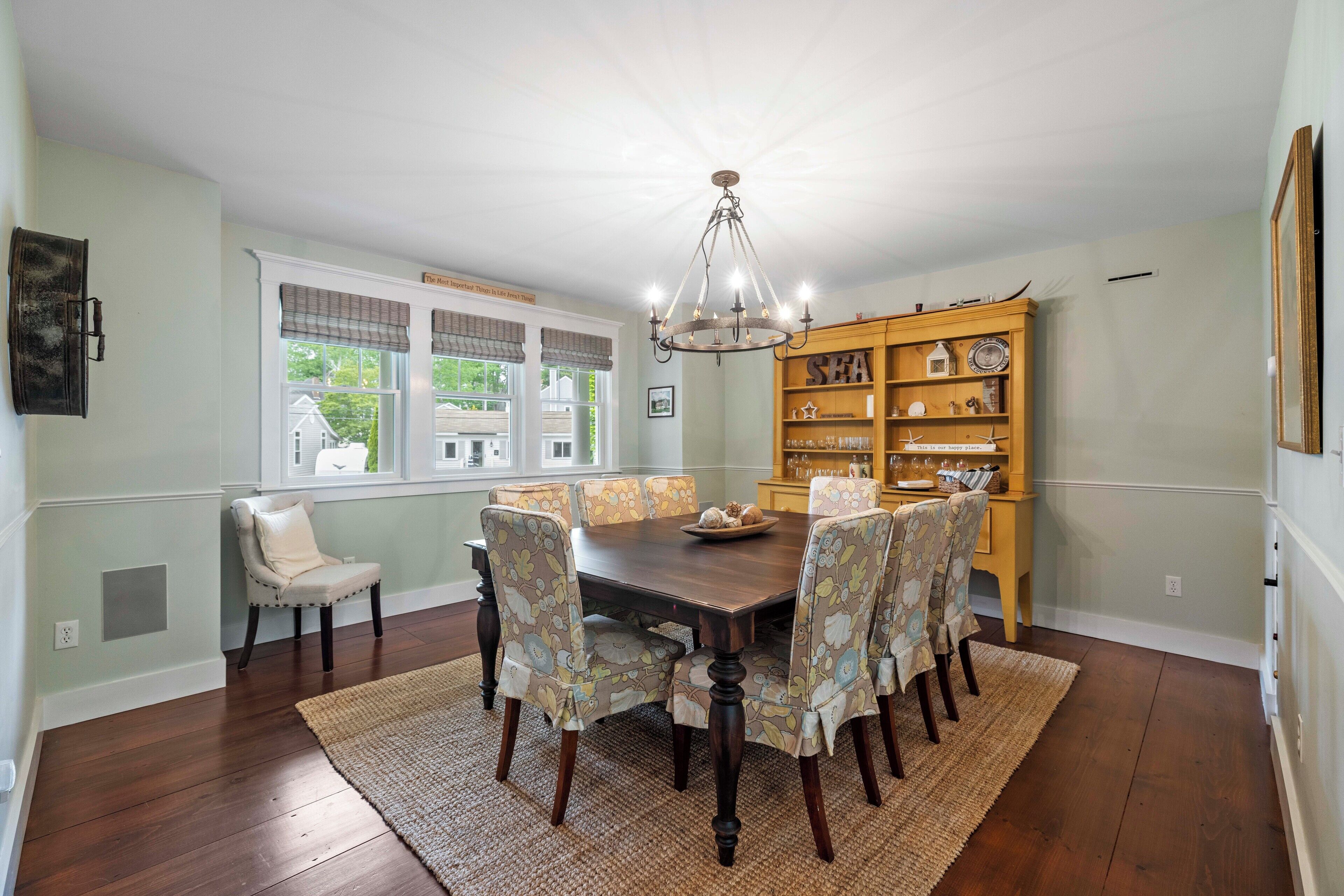 Luxurious 4 bedroom home steps to Mother's Beach and KBIA