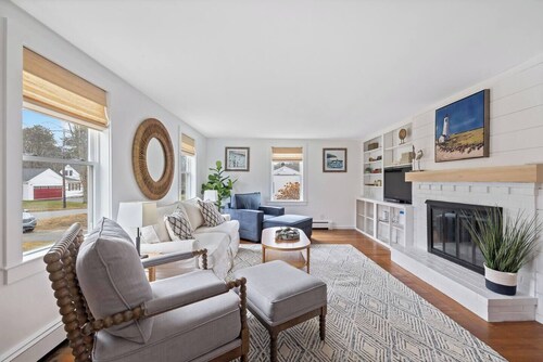 Salt Breeze Bungalow - Close to beaches and town