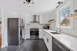 Jääkaappi, mikroaaltouuni, uuni, liesi