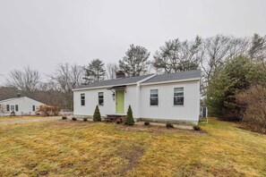 Exterior - Salt Breeze Bungalow - Close to beaches and town (Kennebunk)