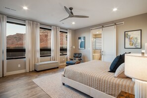 3 slaapkamers, een bureau, een strijkplank/strijkijzer, reisbedje