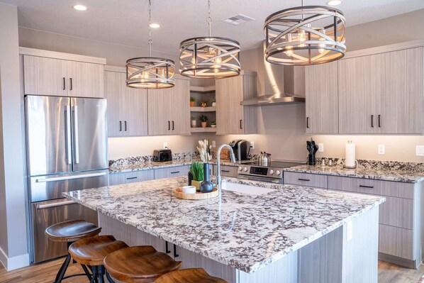 Refrigerador, microondas, horno, placa de cocina