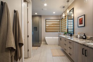 Shower, hair dryer, towels, shampoo - Luxury Oasis • Pool, Pickleball, Stargazing Views (Kanab)