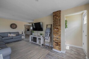 TV, books - The Lock Shop Cottage - in Kennebunkport (Arundel)