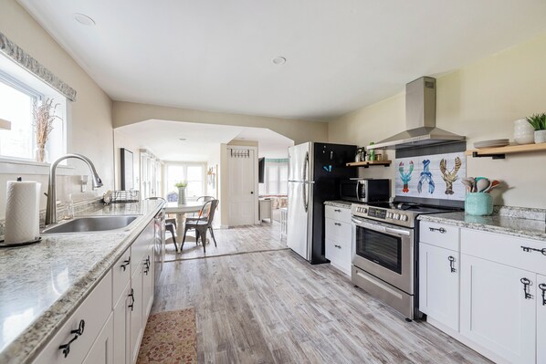 ثلاجة، ميكروويف، موقد طهي مسطح، ماكينة لصنع القهوة/الشاي