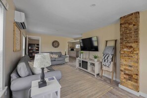 TV, books - The Lock Shop Cottage - in Kennebunkport (Arundel)