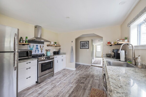 Kühlschrank, Mikrowelle, Herdplatte, Wasserkocher mit Kaffee-/Teezubehör