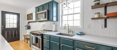 Frigorifero, microonde, forno, piano cottura