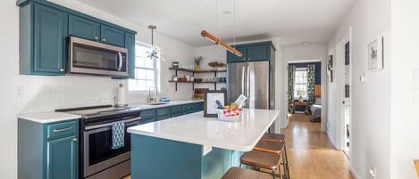 Réfrigérateur, four à micro-ondes, un four, surface de cuisson