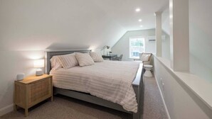2 soverom, skrivebord, strykejern/-brett og reiseseng for barn