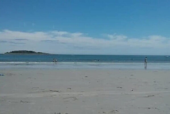 Beach - Quaint 3-bedroom cottage at Goose Rocks Beach. Short stroll to a serene beach (Kennebunkport)