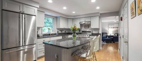 Jääkaappi, mikroaaltouuni, uuni, liesi