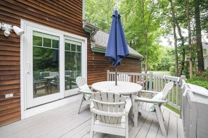 Outdoor dining - Bright & Spacious Home near to Beaches and Dock Sq (Kennebunk)