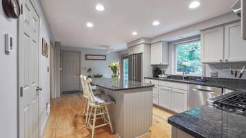 冰箱、微波炉、烤箱、炉灶